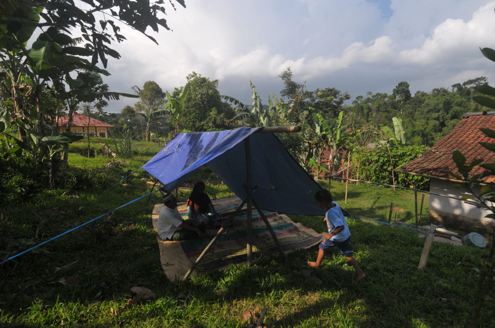 ILUSTRASI: Warga mendirikan tenda tak jauh dari tempat tinggalnya di Pamijahan kabupaten Bogor untuk menghindari gempa susulan.