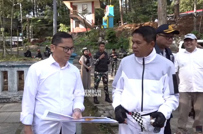 Gubernur Jawa Barat Dedi Mulyadi berdiskusi dengan timnya mengenai bentuk gapura yang akan dibuat