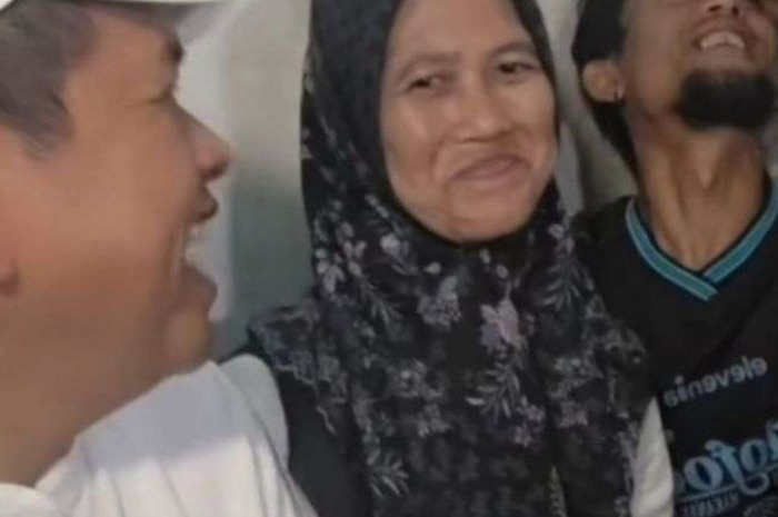 Gubernur Jawa Barat Dedi Mulyadi berbincang dengan warga sekitar Situ Ciburuy.
