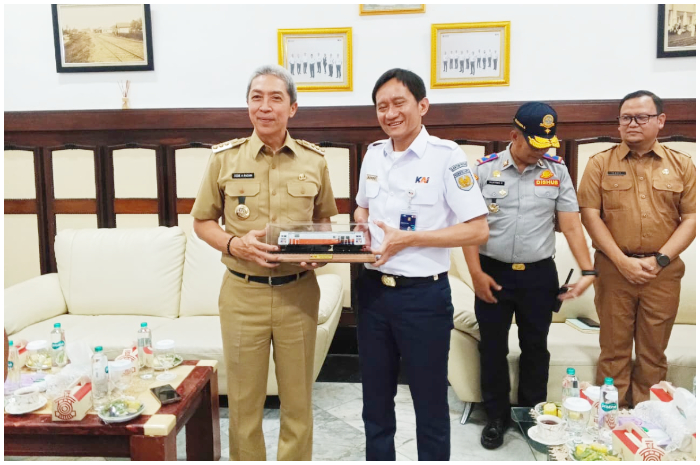Wali Kota Bogor, Dedie Rachim, bertemu Direktur Utama PT KAI, Bobby Rasyidin. Dalam pertemuan itu diusulkan perpanjangan jalur KRL Commuter Line