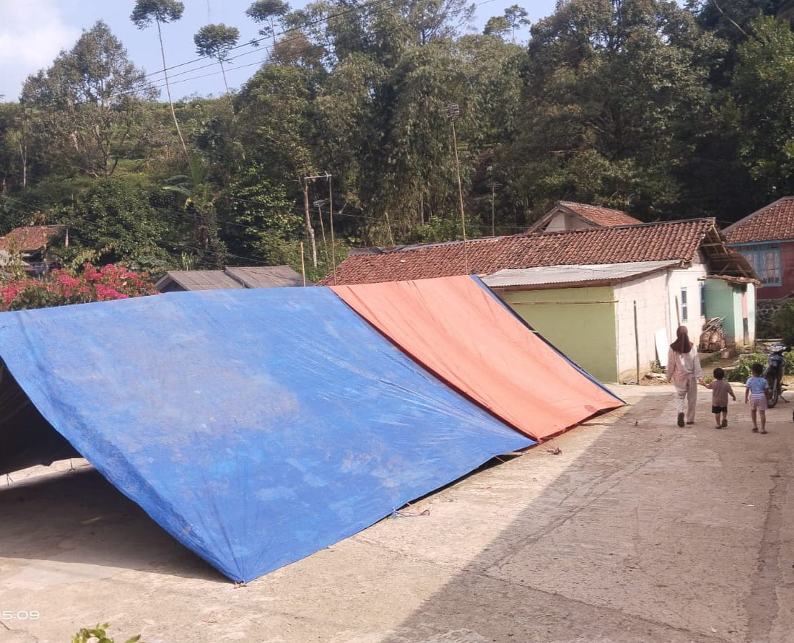 Warga Desa Purasari, Kecamatan Leuwiliang, Kabupaten Bogor, terus dihantui rasa takut akan bencana gempa susulan.