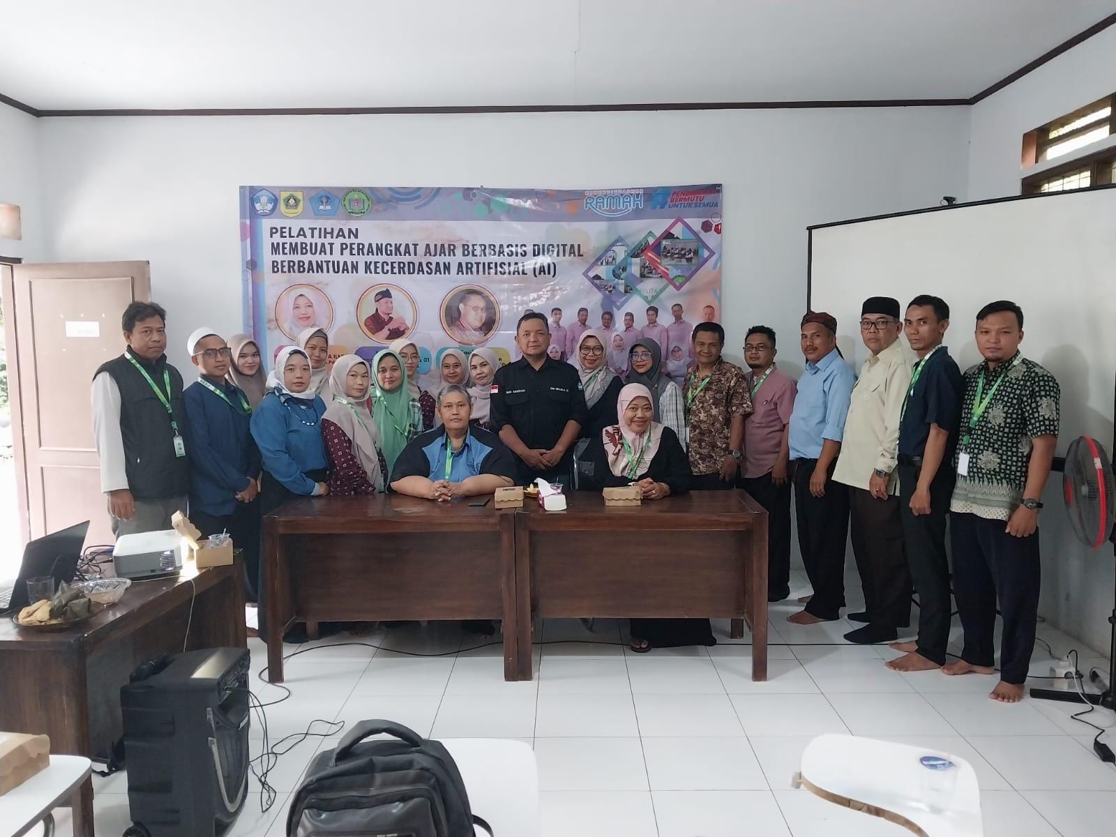 Sejumlah guru PKBM Pelita Ilmu mengikuti pelatihan membuat perangkat ajar berbasis digital berbantuan kecerdasan artifisial (AI).
