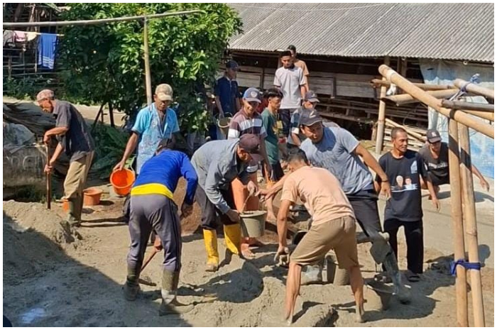 Warga membangun jalan sepanjang 400 meter dengan dana sepenuhnya dari swadaya masyarakat di Kampung Cibening Tiga, Desa Cibening, Kecamatan Pamijahan, Kabupaten Bogor.