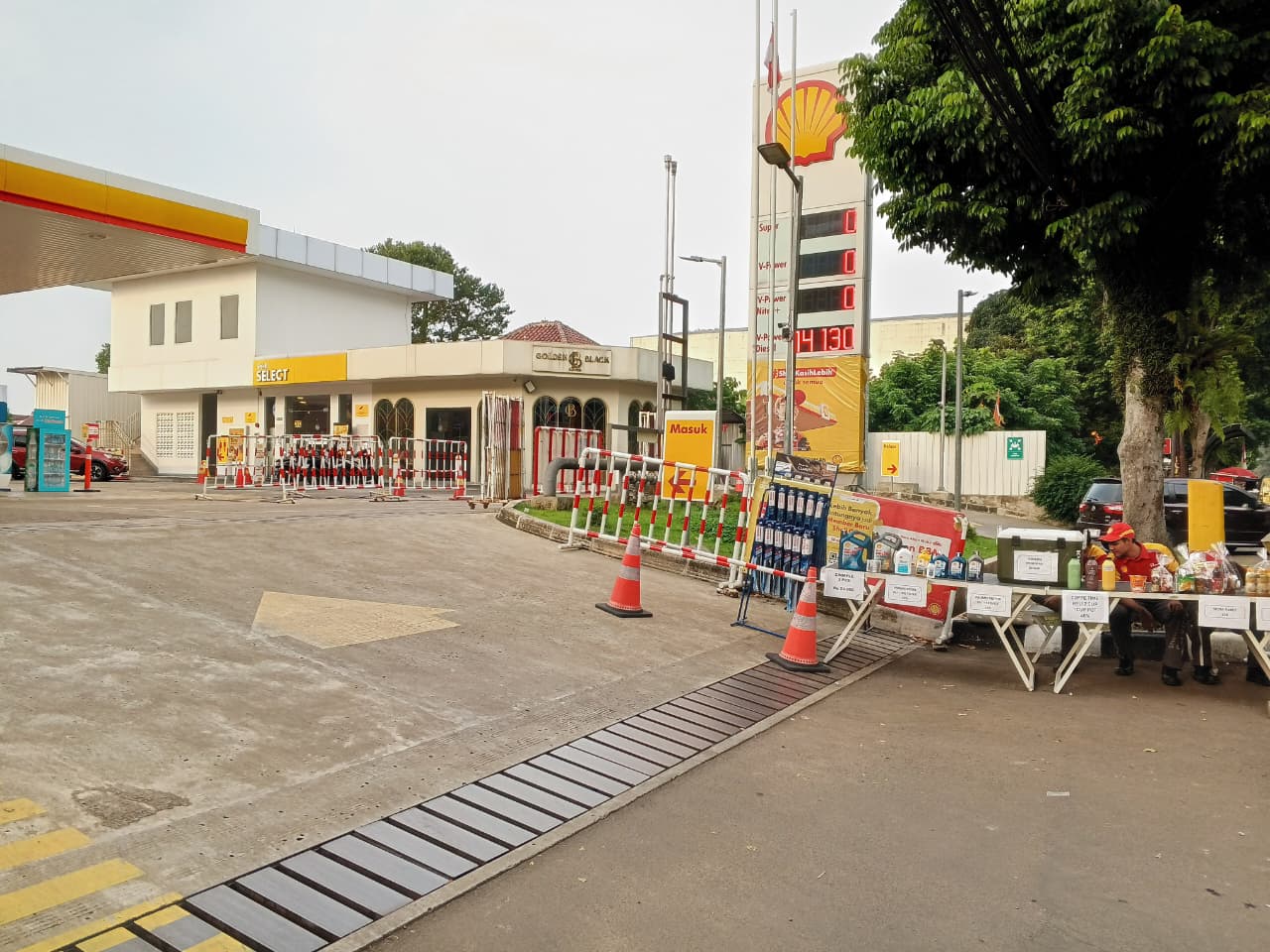 Pantauan di SPBU Shell Yasmin, Jalan Abdullah Bin Nuh, Kota Bogor, beberapa meja sederhana dipasang di sisi pintu masuk untuk berjualan.