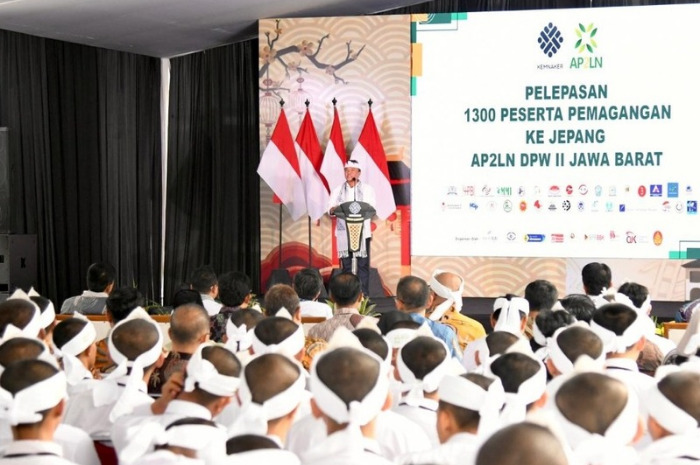 Sekda Jabar memberikan sambutan di depan para calon peserta magang di Jepang.