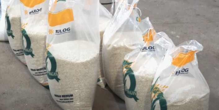 Ilustrasi penyaluran bantuan tambahan beras 20 kg dan minyak goreng 2 liter