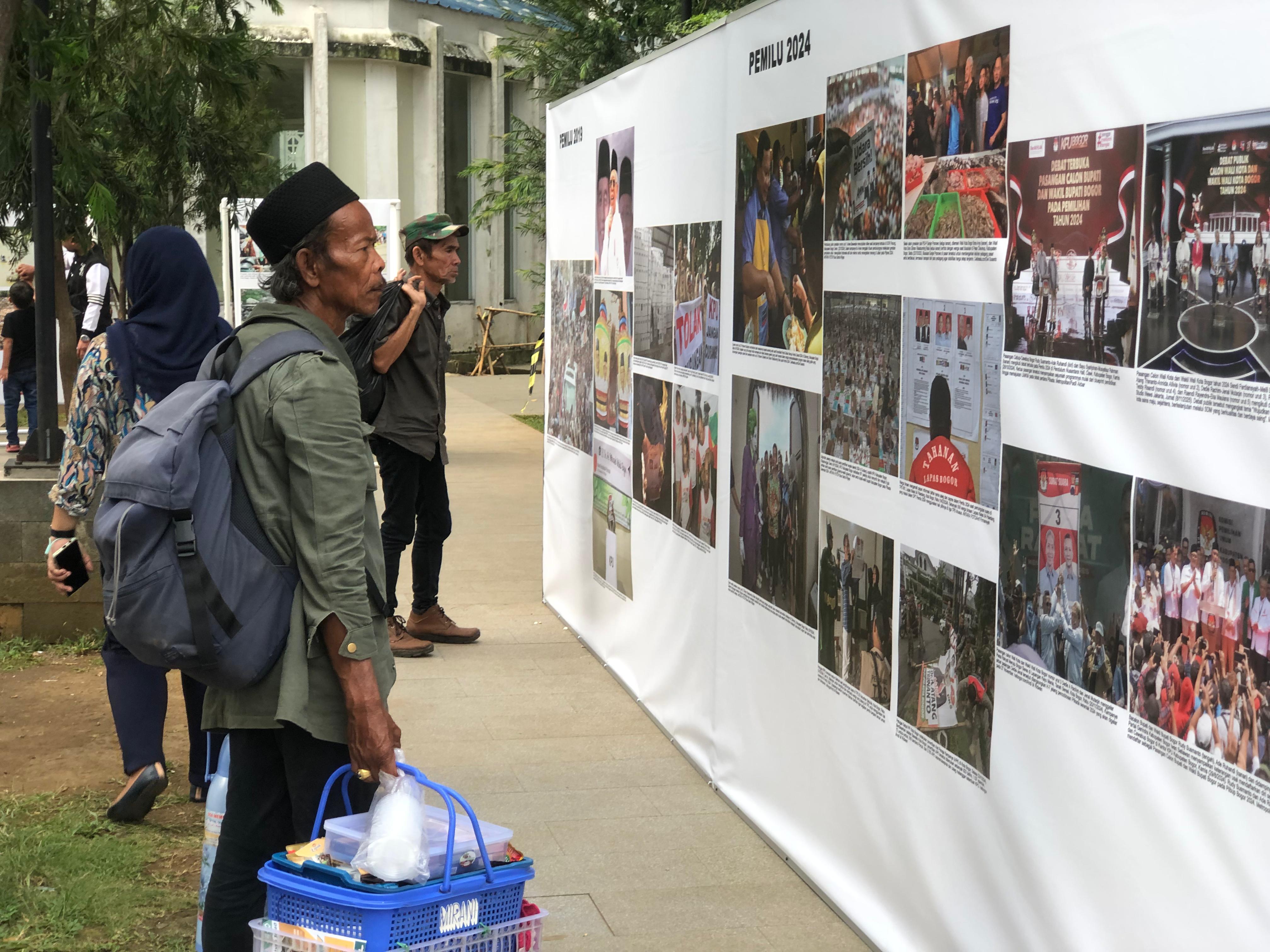 Warga yang tengah melihat pameran foto PFI Bogor di Alun-alun Kota Bogor.