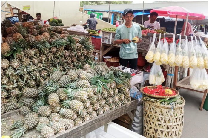 Lapak Nadi Sugiharto, pedagang nanas di Pasar Tradisional SMEP Bandar Lampung.