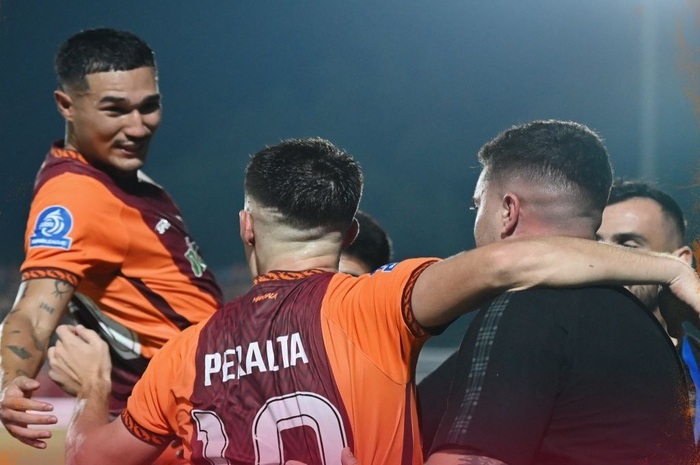 Pemain Borneo FC berselebrasi pasca Peralta mencetak gol ke gawang Persis Solo.