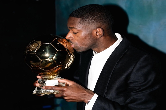 Ousmane Dembele mencium gelar Ballon D&rsquo;or yang baru ia raih.