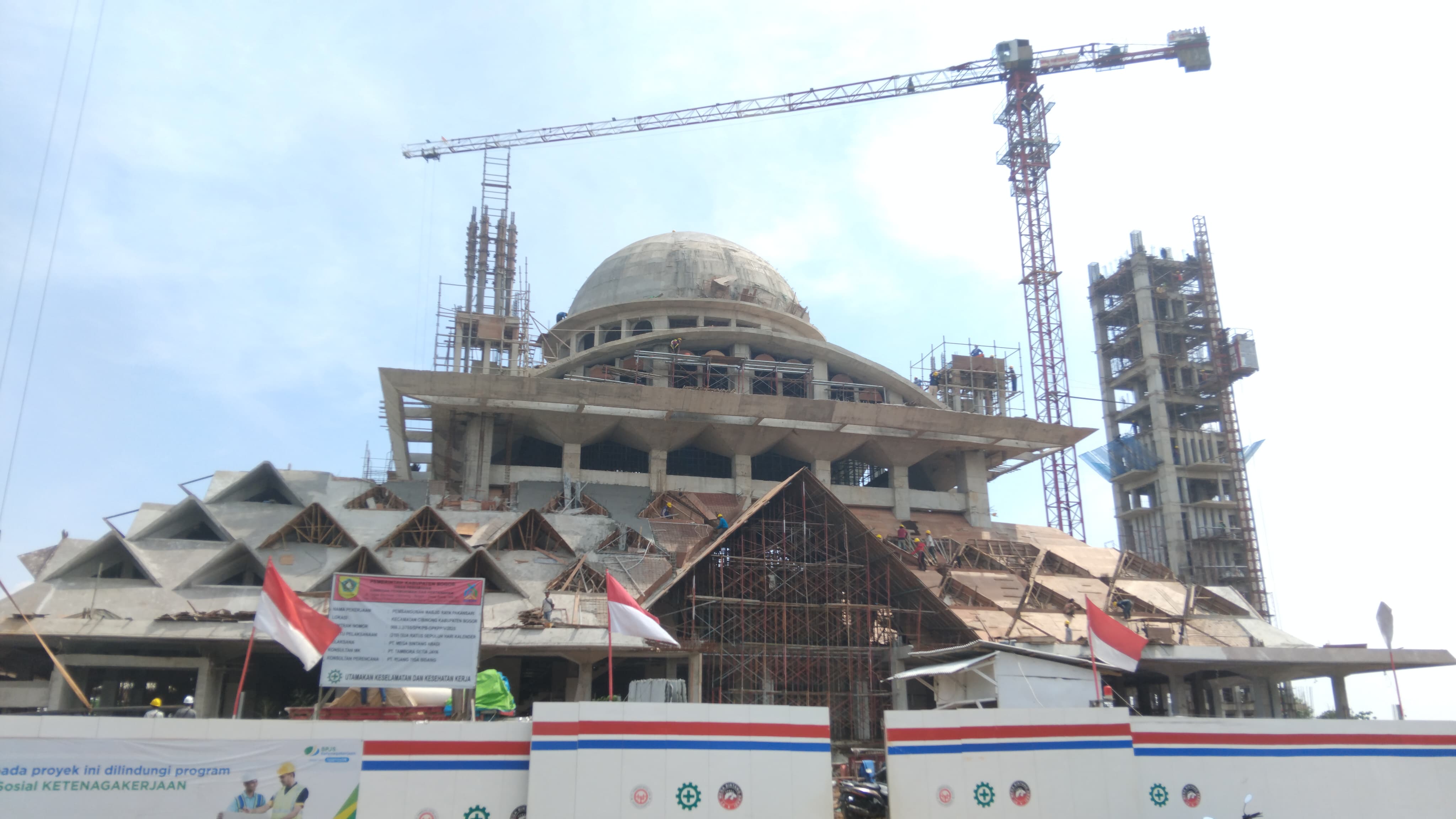 Progres pembangunan Masjid Raya Pakansari, Kabupaten Bogor, yang sudah mencapai 75 persen.