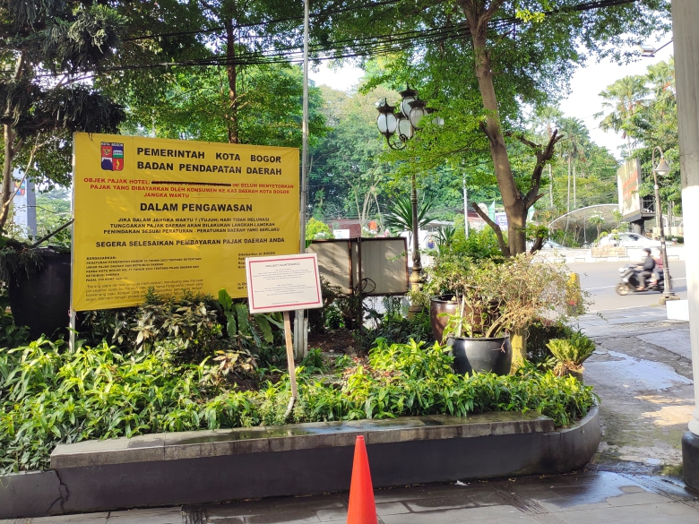 Plang peringatan tunggakan pajak yang dipasang di hotel bintang empat dekat Tugu Kujang, Kota Bogor.