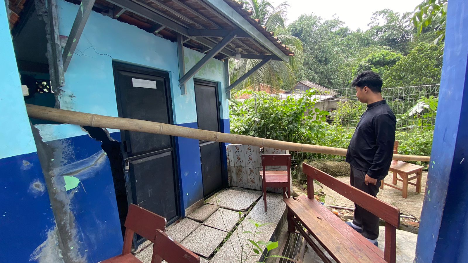 Toilet SDN Kedungwaringin 01, Kecamatan Bojonggede, alami kerusakan akibat pohon tumbang.