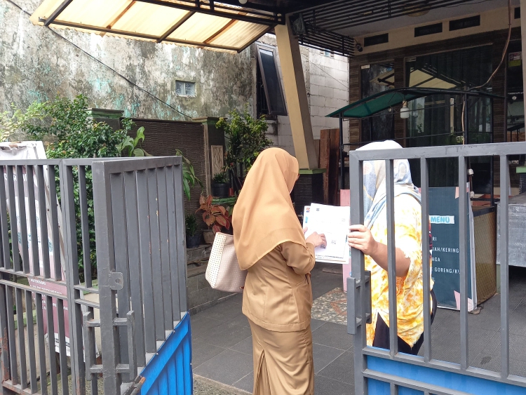 Tim Bapenda Kota Bogor saat melakukan Operasi Sisir penagihan PBB door to door di salah satu kelurahan.
