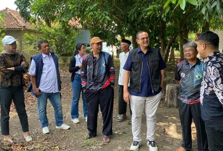 Petugas BRI Insurance saat melakukan survei ke petani di Karawang.
