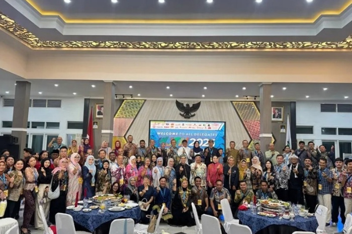 Rapat penyelenggaraan West Java Travel Mart (WJTM) 2025 di Garut.
