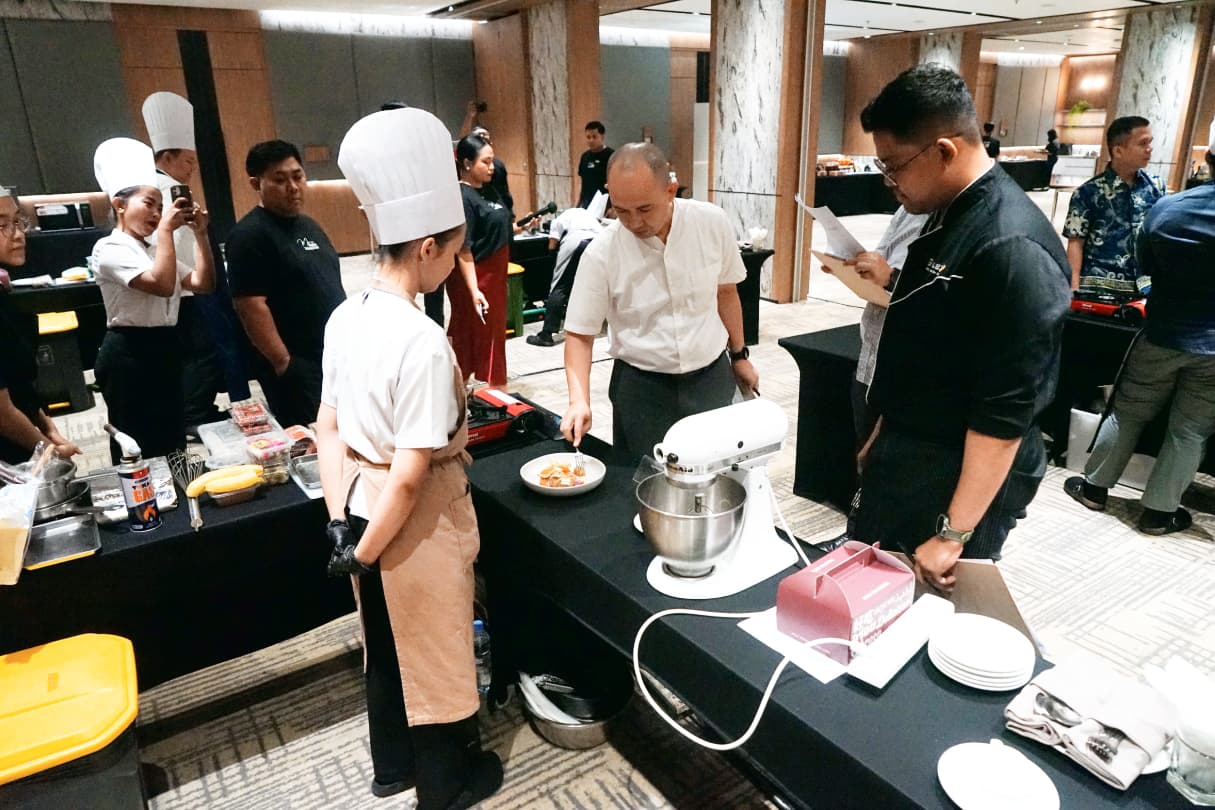 Sejumlah dewan juri menilai karya juru masak (koki) diacara Mix and Bake Competition di hotel Alana Sentul, Kabupaten Bogor, Selasa 23 September 2025.