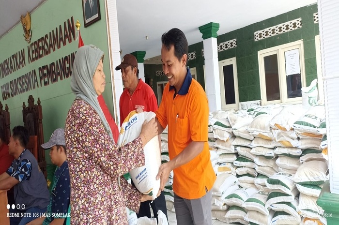 Penyaluran bansos berupa beras.