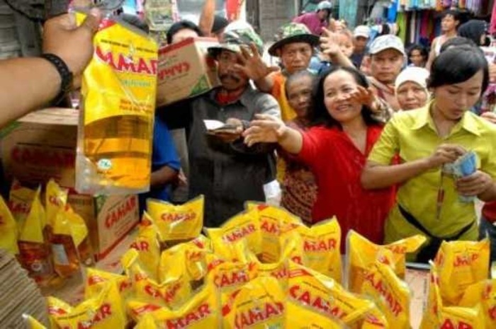 Penyaluran bansos tambahan minyak goreng 2 liter