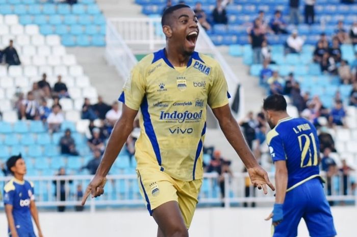 Performa gemilang Ulliam Barros bikin Bobotoh tersenyum lebar, dengan 4 gol dalam 5 pertandingan, ia membuktikan diri sebagai predator di Persib Bandung Musim Ini.