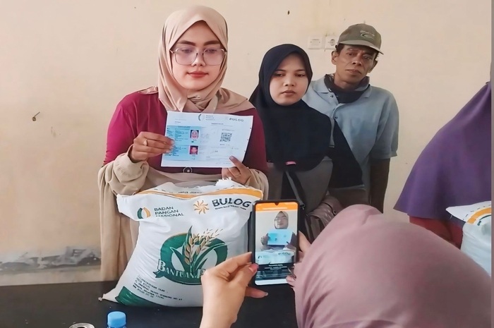 KPM menerima bansos BPNT berupa beras.