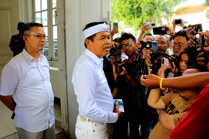 Gubernur Jawa Barat Dedi Mulyadi usai pimpin rapat bersama tiga Kepala Desa wilayah Sukamakmur di Gedung Pakuan Padjajaran, Kota Bogor, Rabu 24 September 2025.