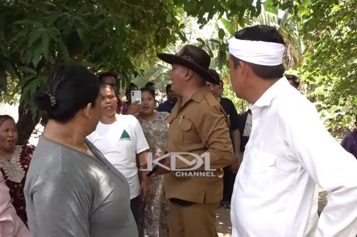 Gubernur Jawa Barat Dedi Mulyadi bersama warga yang bertempat tinggal di sekitar sungai di Karawang