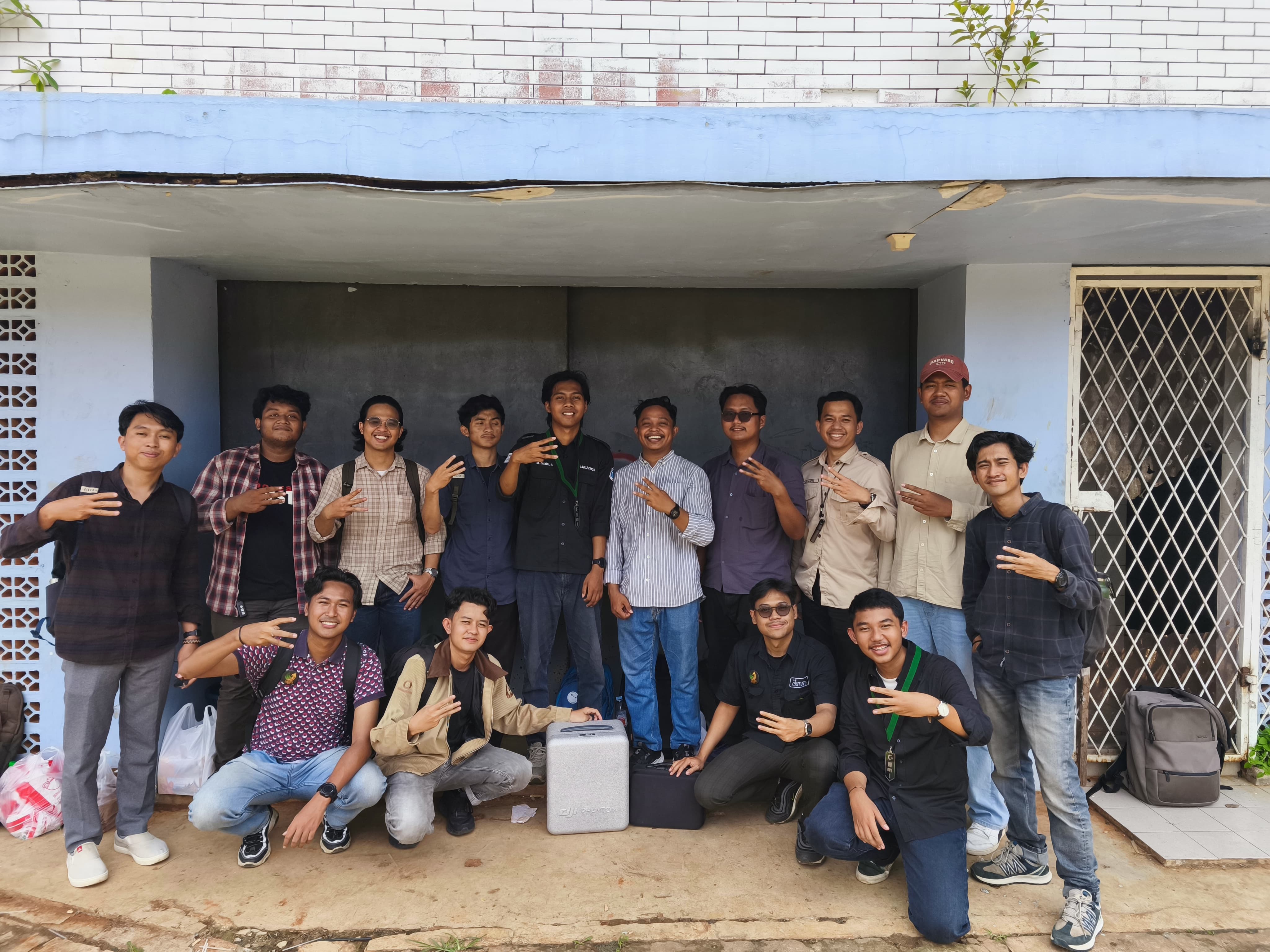 Pelatihan penerbangan drone dan pembuatan flight plan untuk mahasiswa oleh HMI Fahutan IPB Bogor.