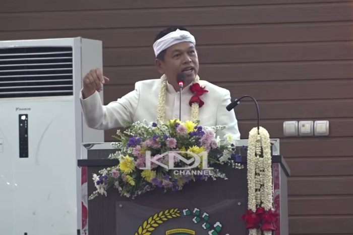 Gubernur Jawa Barat Dedi Mulyadi saat berpidato di Hari Jadi Karawang