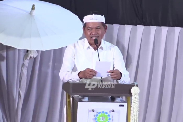 Gubernur Jawa Barat Dedi Mulyadi di atas mimbar sedang menjadi narasumber di acara Stadium General UIN&nbsp;Sunan Gunung Djati.