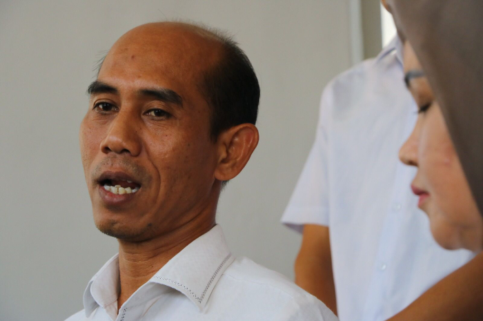 Kepala Desa Sukamulya Komar saat dimintai keterangan.