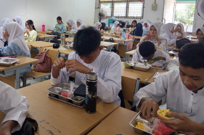 ILUSTRASI: Siswa SMKN 3 Kota Depok saat menyantap menu makan bergizi gratis (MBG).