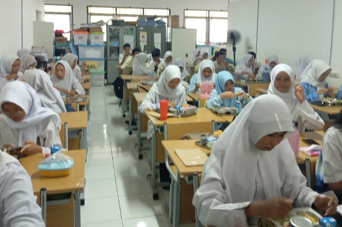 Siswa SMKN 3 Kota Depok saat menyantap menu makan bergizi gratis (MBG).