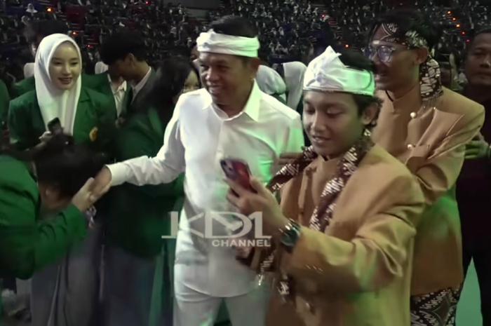 Para siswa berebut foto bersama dengan Gubernur Jawa Barat, Dedi Mulyadi.