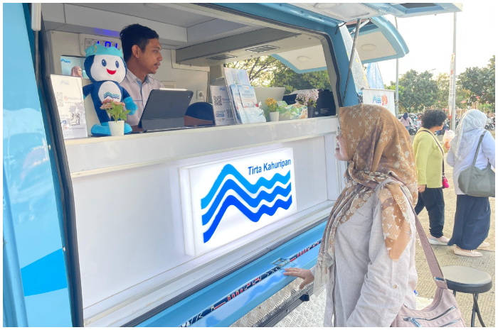 Perumda Air Minum Tirta Kahuripan saat memberikan pelayanan kepada pelanggan.