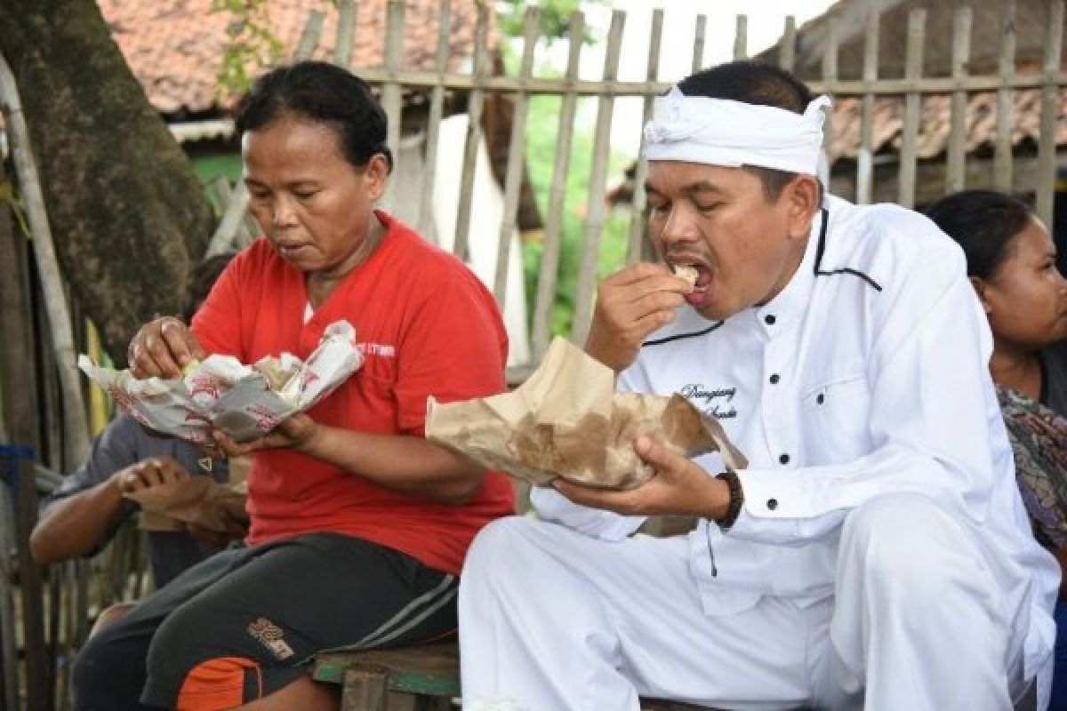 Gubernur Jawa Barat Dedi Mulyadi saat makan bersama warga.