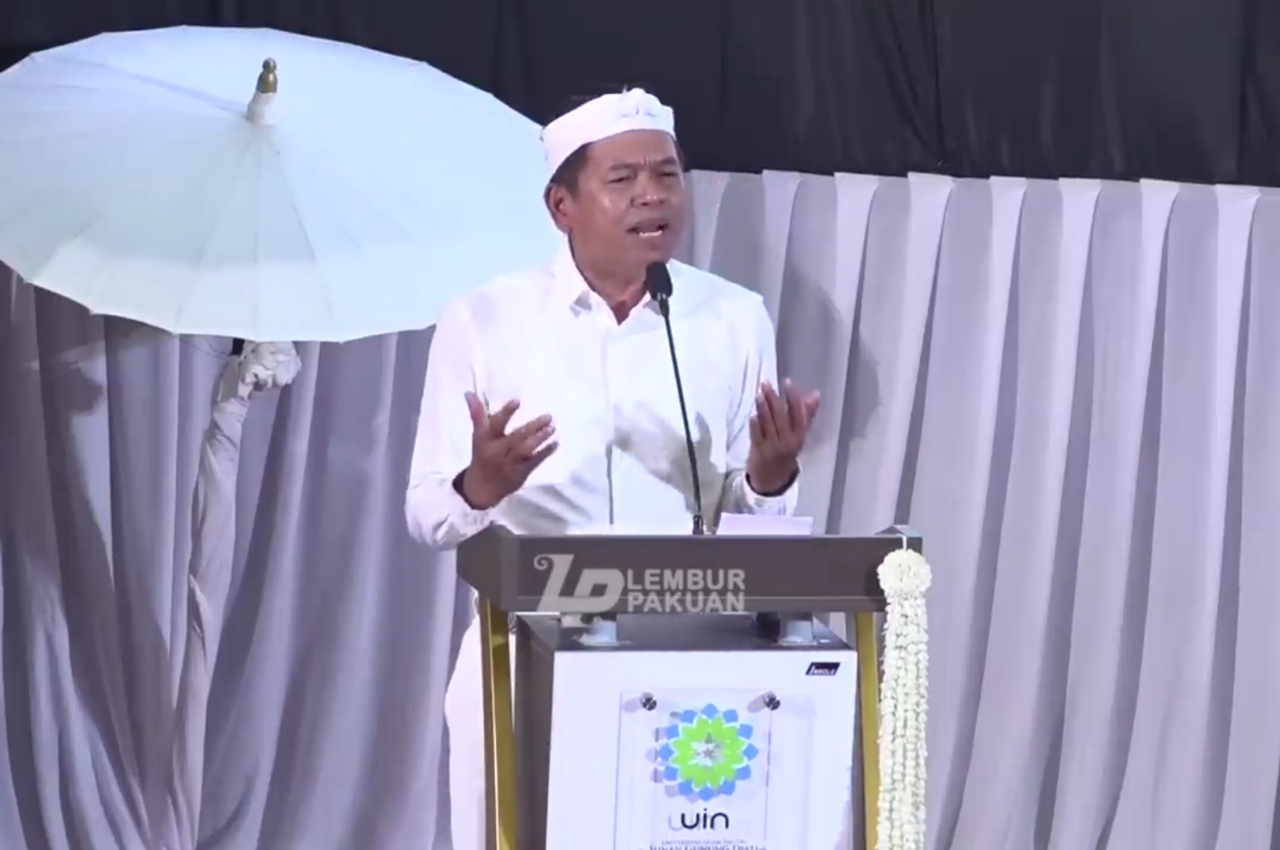 Gubernur Jawa Barat Dedi Mulyadi seda berpidato di kampus UIN dalam acara Stadium General.
