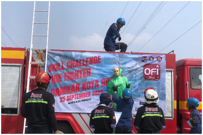 Aksi petugas Damkar Kota Bogor dalam kegiatan Skill Chalenge Fire Fighter.