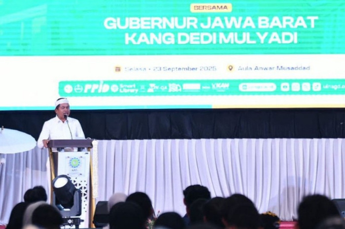 Gubernur Jawa barat, Dedi Mulyadi menjelaskan materi saat Stadium General di UIN Sunan Gunung Djati.