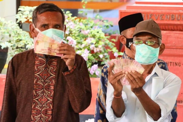 KPM menerima bansos PKH dan BPNT.