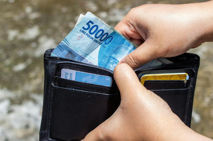 Ilustrasi: Uang rupiah bantuan sosial (bansos) dari pemerintah.