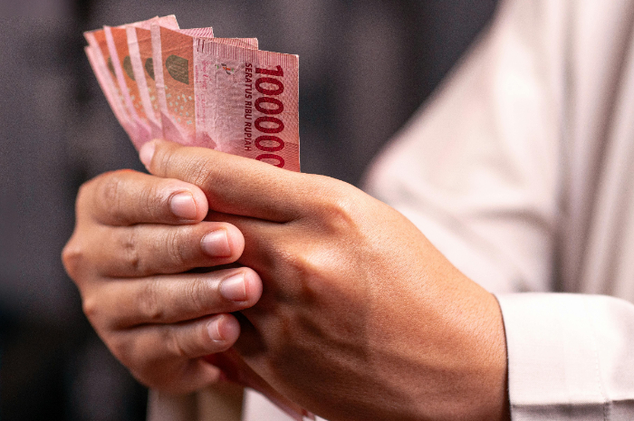 Ilustrasi: Uang rupiah bantuan sosial (bansos) dari pemerintah.