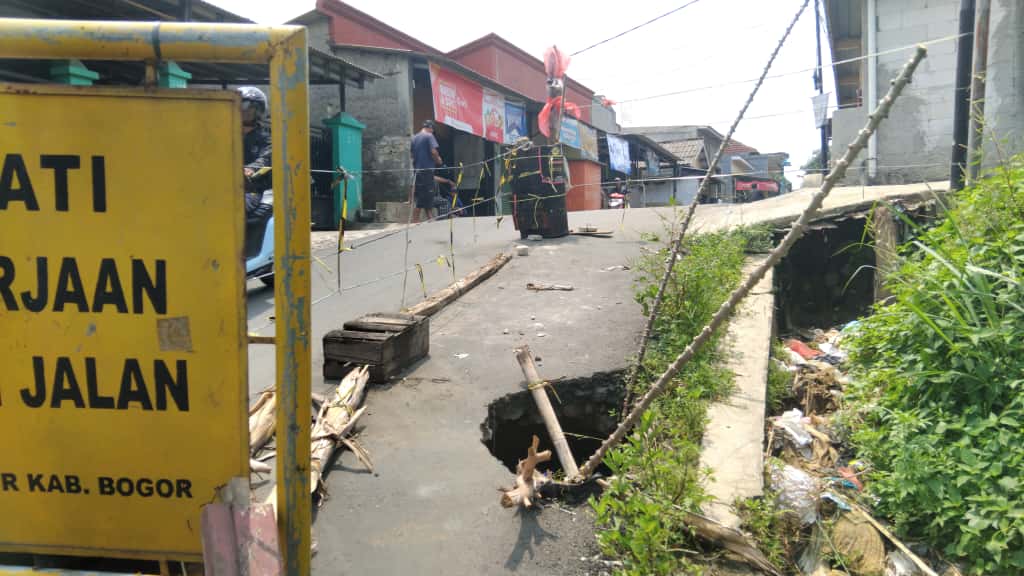 Kondisi Jalan Kampung Cilubang, Desa Sukadamai, Kecamatan Dramaga, Kabupaten Bogor, yang berlubang dikeluhkan warga.