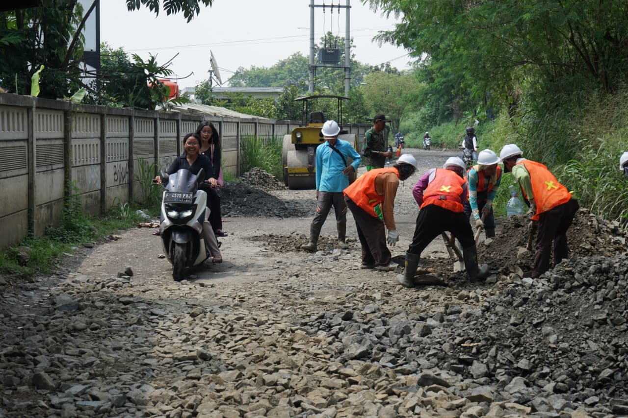 Pekerja sedang melakukan perkerasan jalan lingkar Dramaga, kampung Sawah Baru, Kecamatan Dramaga, Kabupaten Bogor, Kamis 25 September 2025.