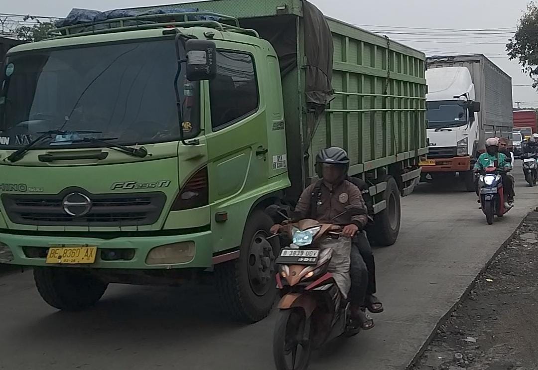 Kemacetan terjadi setiap hari di Jalan Raya Cileungsi, Kecamatan Cileungsi, Kabupaten Bogor.