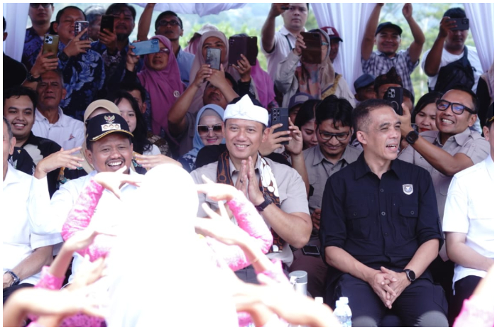 Menteri Koordinator Bidang Infrastruktur dan Pembangunan Kewilayahan AHY saat meresmikan Jalan Lingkar Utara Jatigede