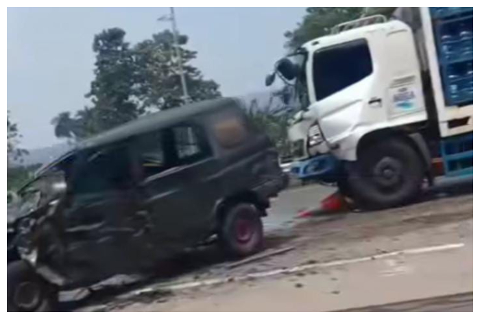 Kondisi mobil yang terlibat kecelakaan di Tol Jagorawi, Kabupaten Bogor.