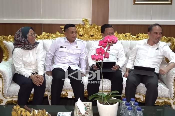 Para pejabat Pemprov Jabar melaporkan anggaran Pemprov tahun 2026 kepada Gubernur Jawa Barat, Dedi Mulyadi.