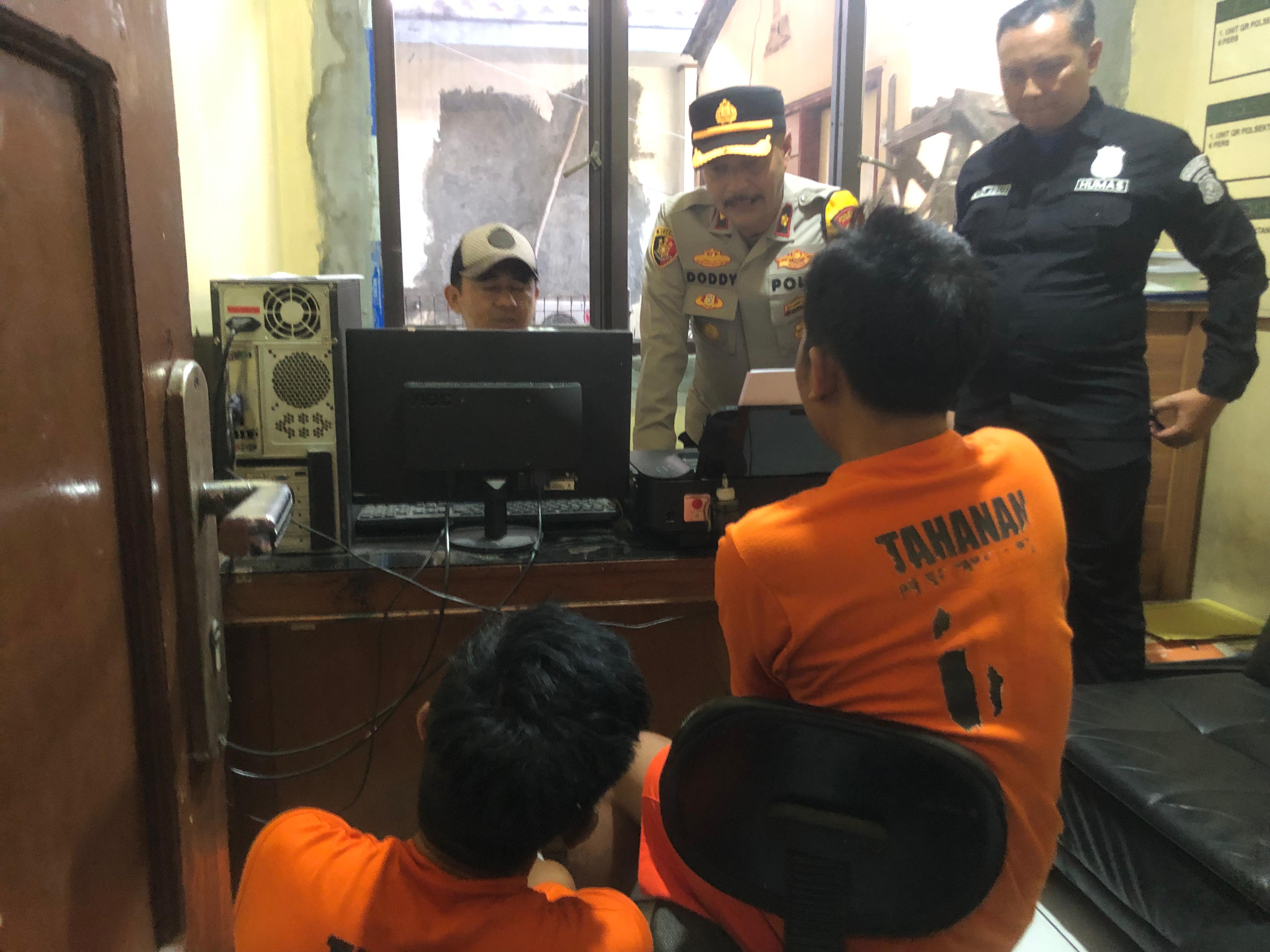 Dua pelaku curanmor di Tanah Sareal, Kota Bogor saat menjalani pemeriksaan oleh polisi.