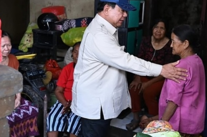 Presiden Prabowo Subianto menyapa warga dan memperbaiki sistem Bansos.